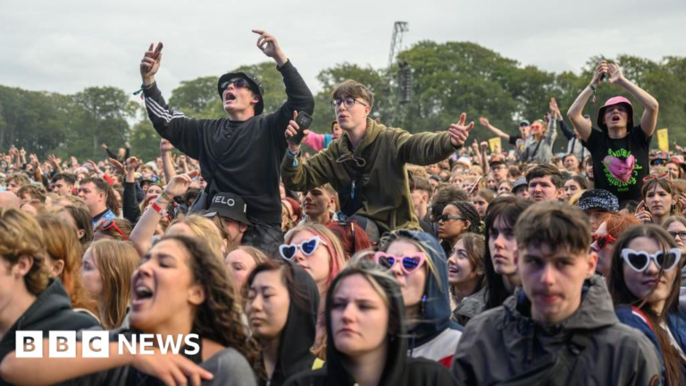 Solo artists vs bands at UK festivals: which do you prefer? – BBC